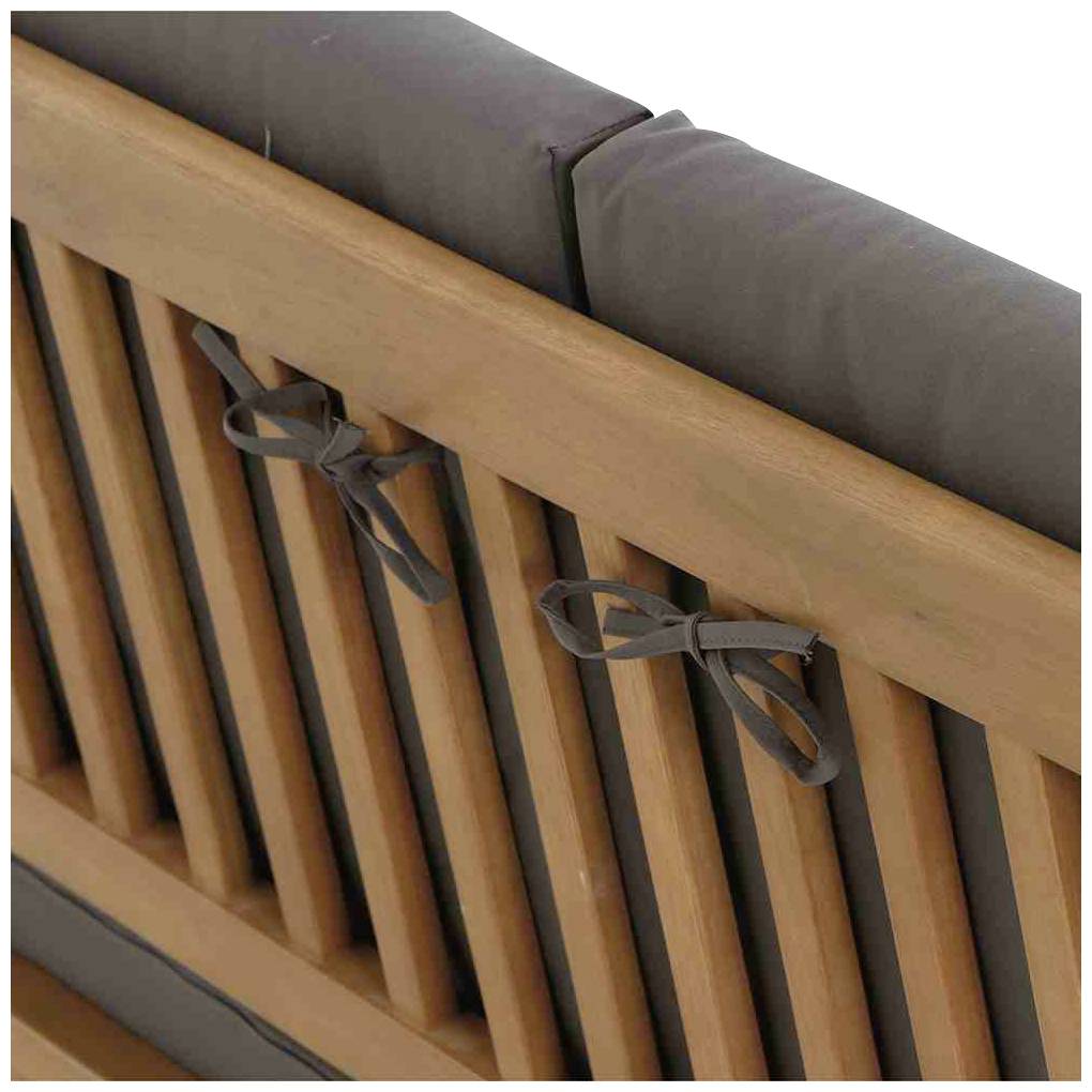 Holzbank mit vertikalen Leisten und grauem Polster. Zwei graue Schleifen befestigen das Polster an der Rückenlehne.