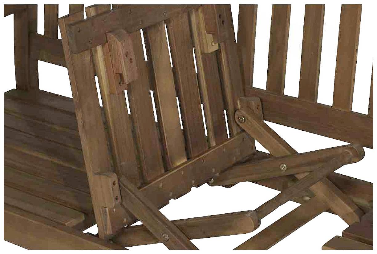 Holzstuhl im zusammengeklappten Zustand, zeigt zweiseitige Scharniere und Latte-Design, geeignet für Außenbereiche.