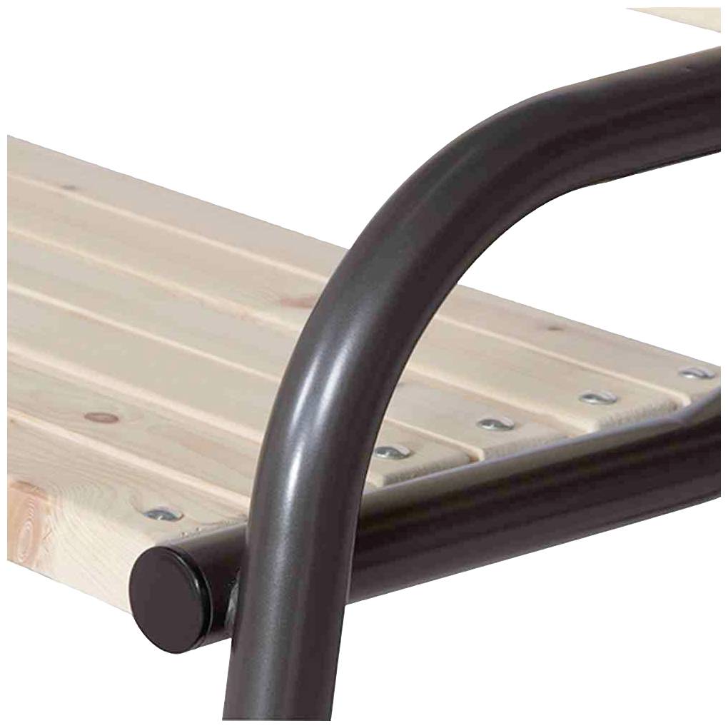 Ecke einer Holzbank mit Metallrahmen, die den Fokus auf die Verarbeitung und das Material legt.