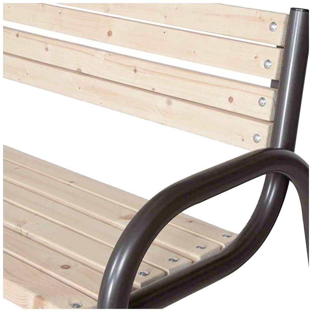 Holzbank mit Metallrahmen und Armlehne, diagonale Ansicht. Die Bank zeigt natürliche Holzmaserung und robuste Konstruktion.