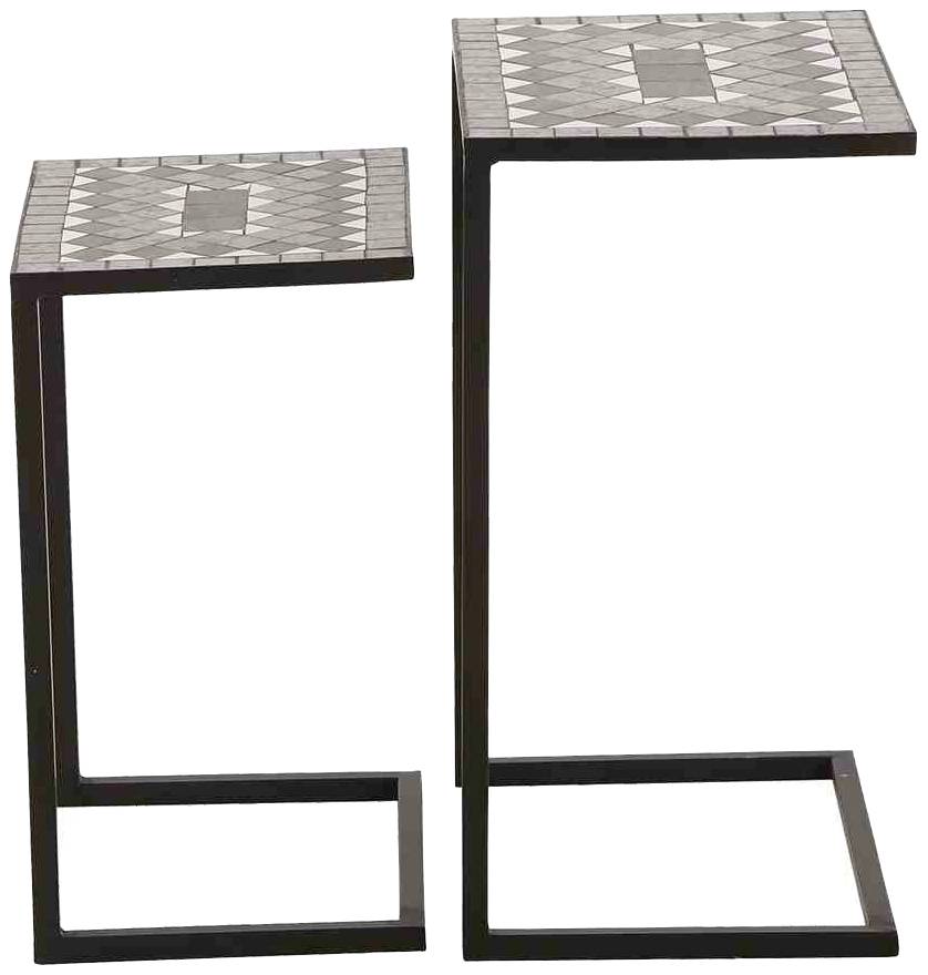 Zwei schwarze, moderne Beistelltische mit quadratischer Tischplatte und geometrischem Muster, in unterschiedlicher Höhe nebeneinander.