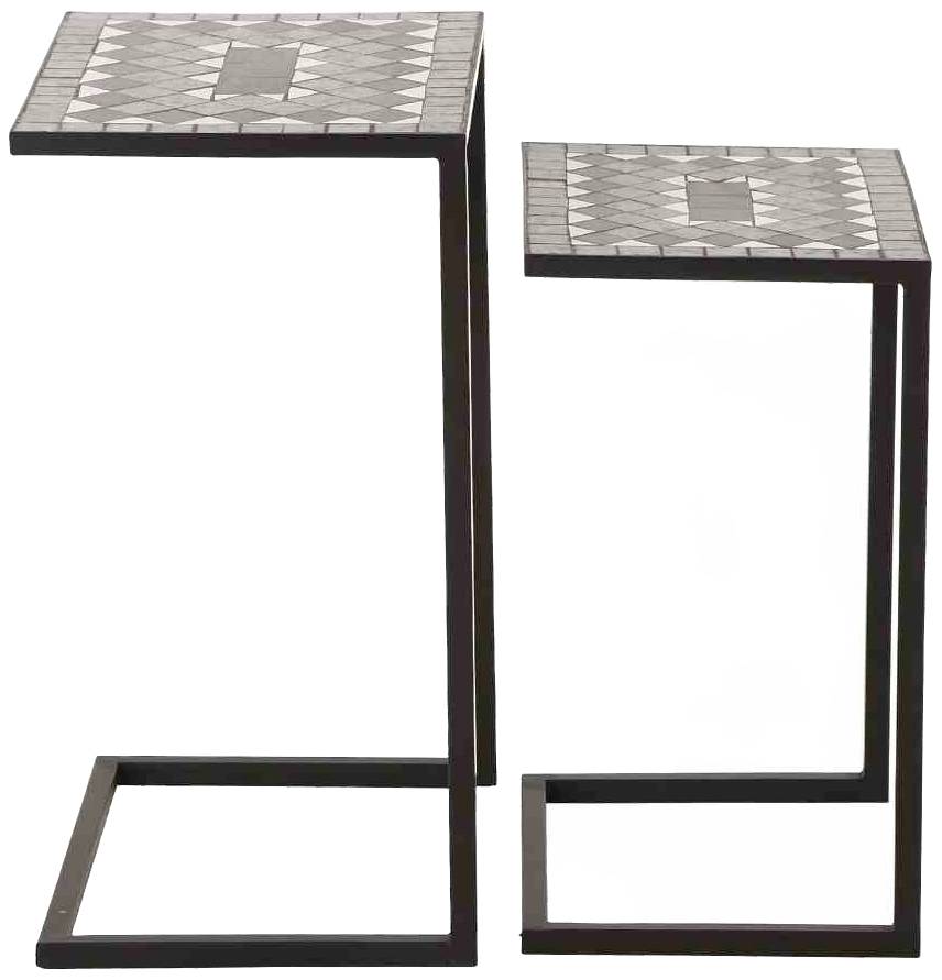 Zwei schwarze Beistelltische mit quadratischen Mosaik-Tischplatten, unterschiedlich hoch, stehen nebeneinander in Z-Form.