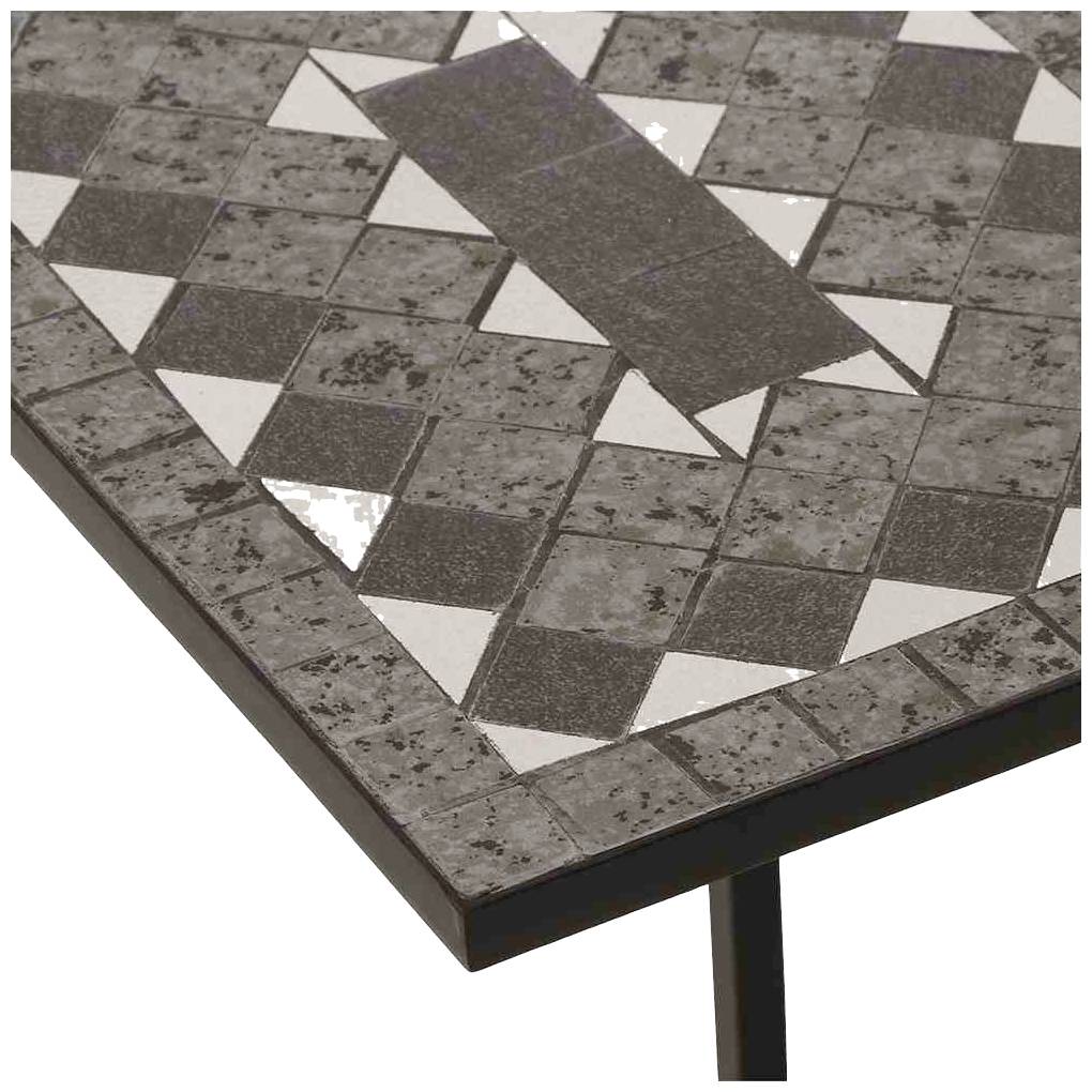 Detailansicht einer Tischplatte mit rautenförmigem Mosaikmuster in Schwarz, Weiß und Grau.