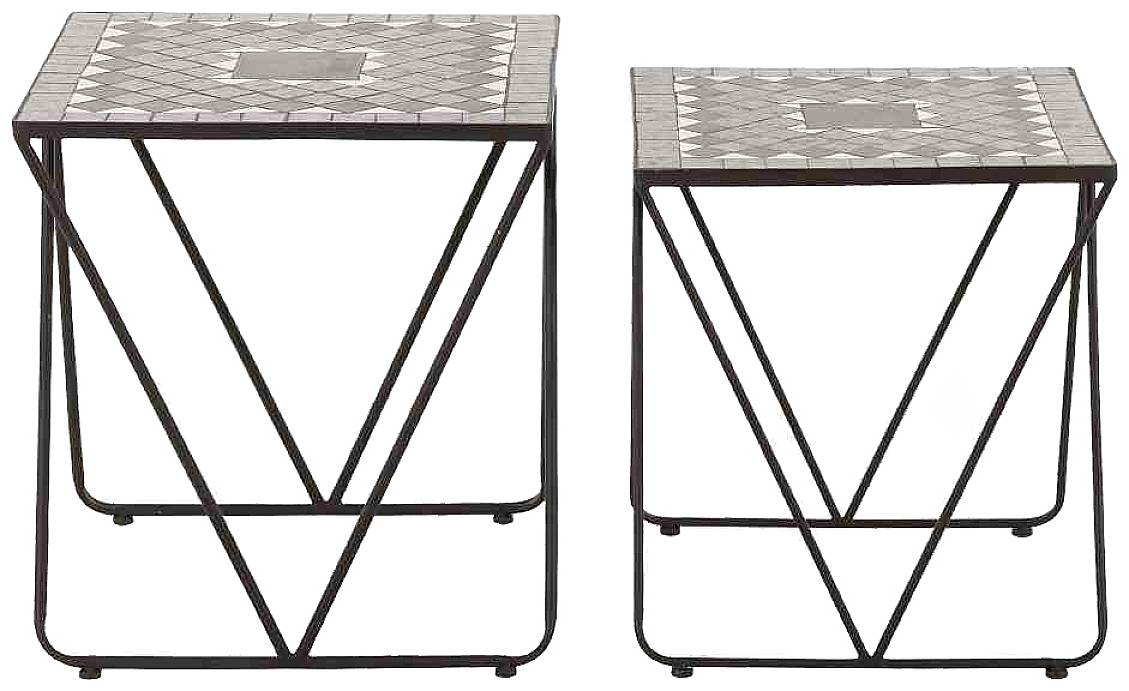 Zwei quadratische Beistelltische mit Mosaik-Oberflächen und metallischen, geometrischen Gestellen, einer etwas größer als der andere.