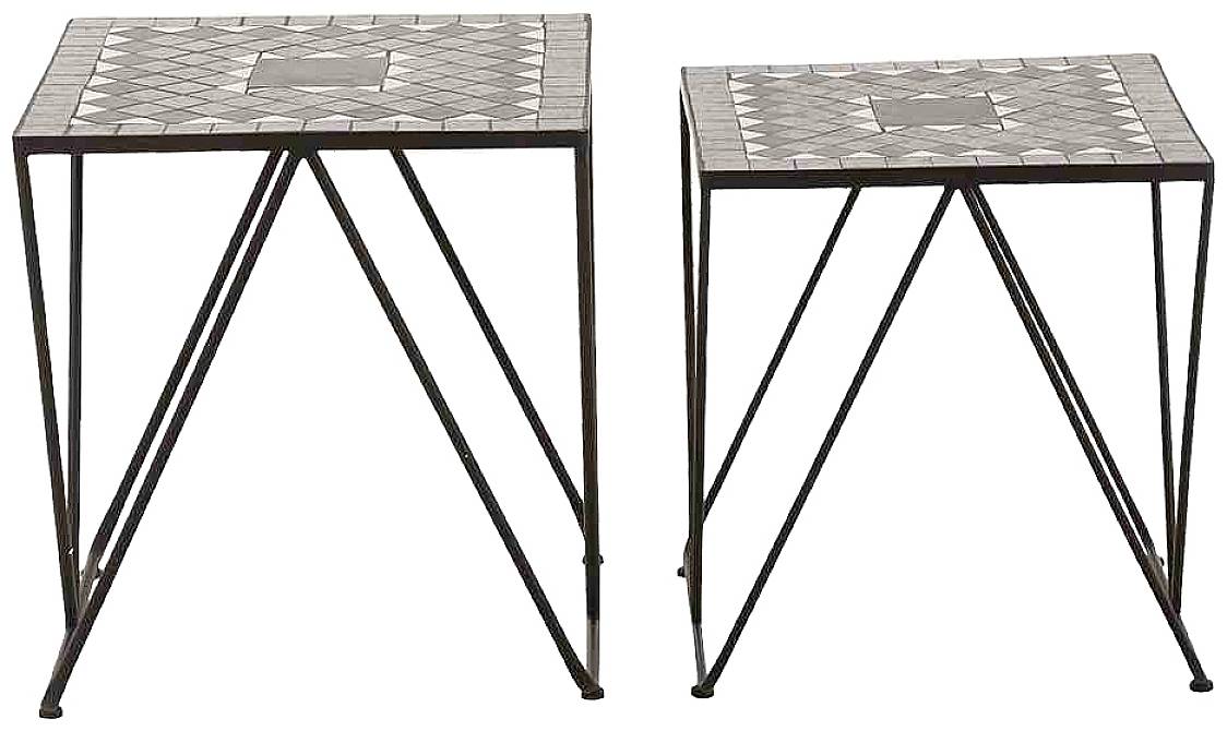 Zwei Beistelltische mit geometrischen Mosaikmustern und schwarzen Metallgestellen, der linke größer als der rechte.