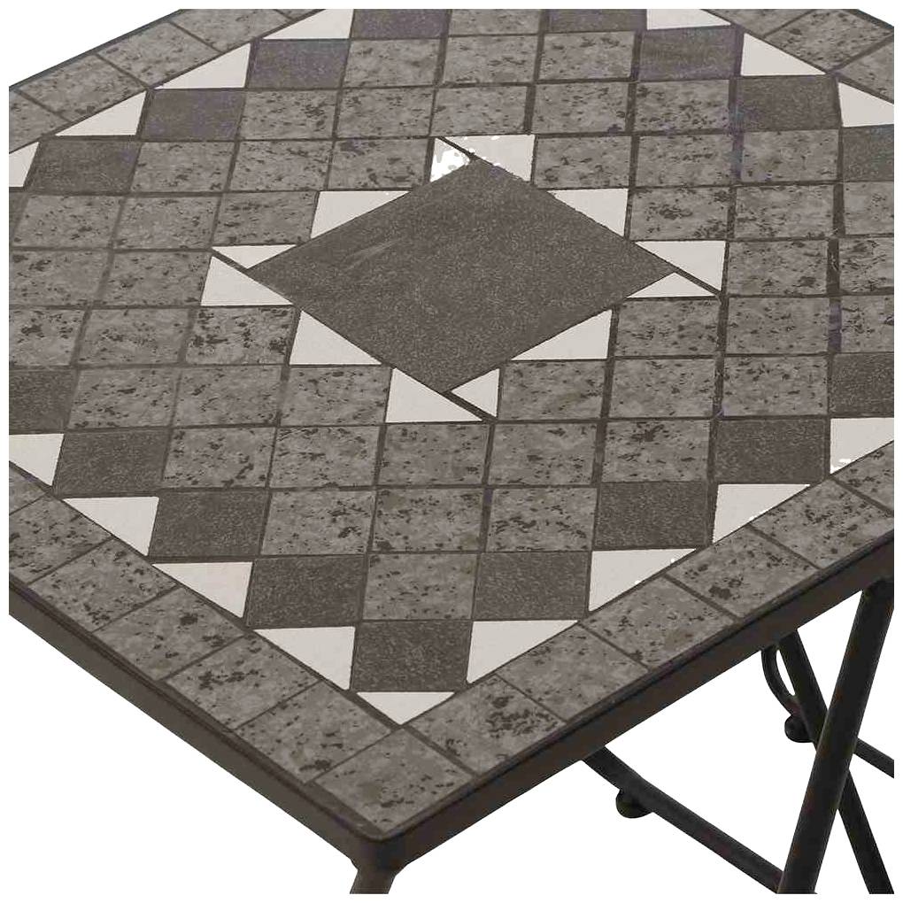 Ein quadratischer Tisch mit einer Mosaikplatte aus schwarzen und weißen geometrischen Formen, die ein Muster bilden.