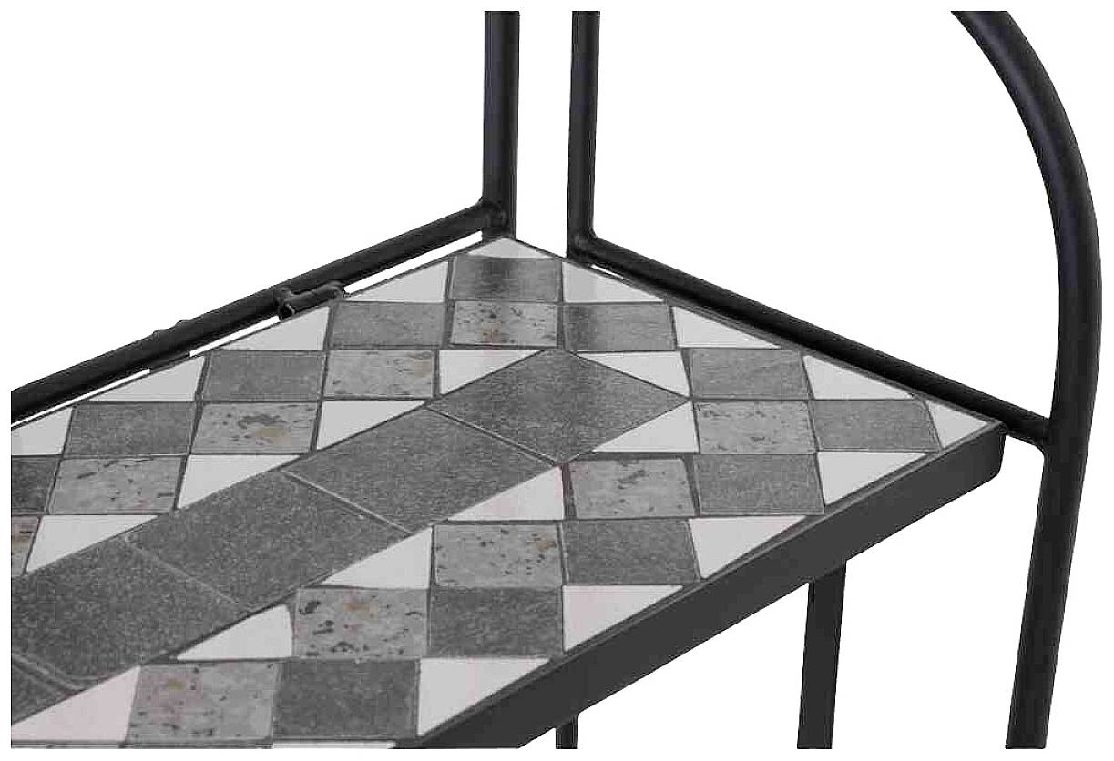 Nahaufnahme eines Stuhlsitzes mit schwarz-weißen Fliesen in einem Schachbrettmuster.