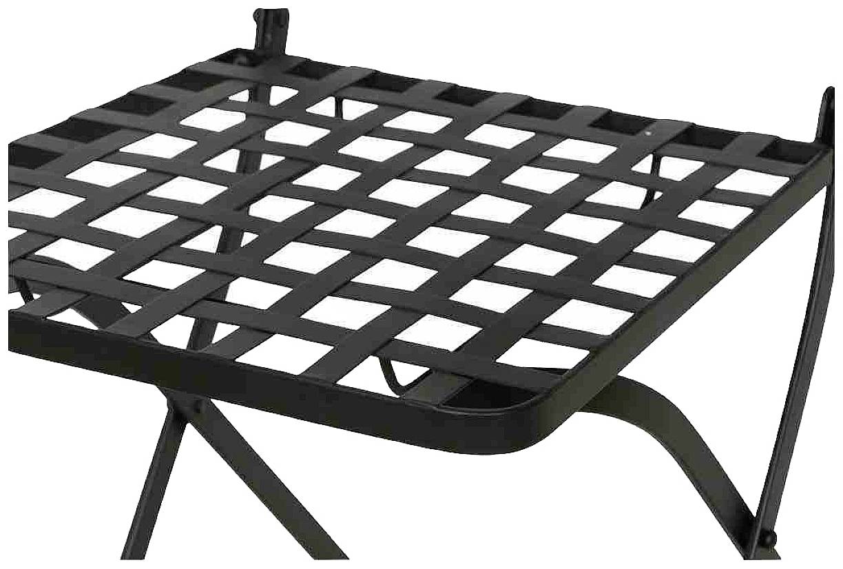 Ein schwarzer, quadratischer Metalltisch mit kreuzförmig angeordneten Streben.