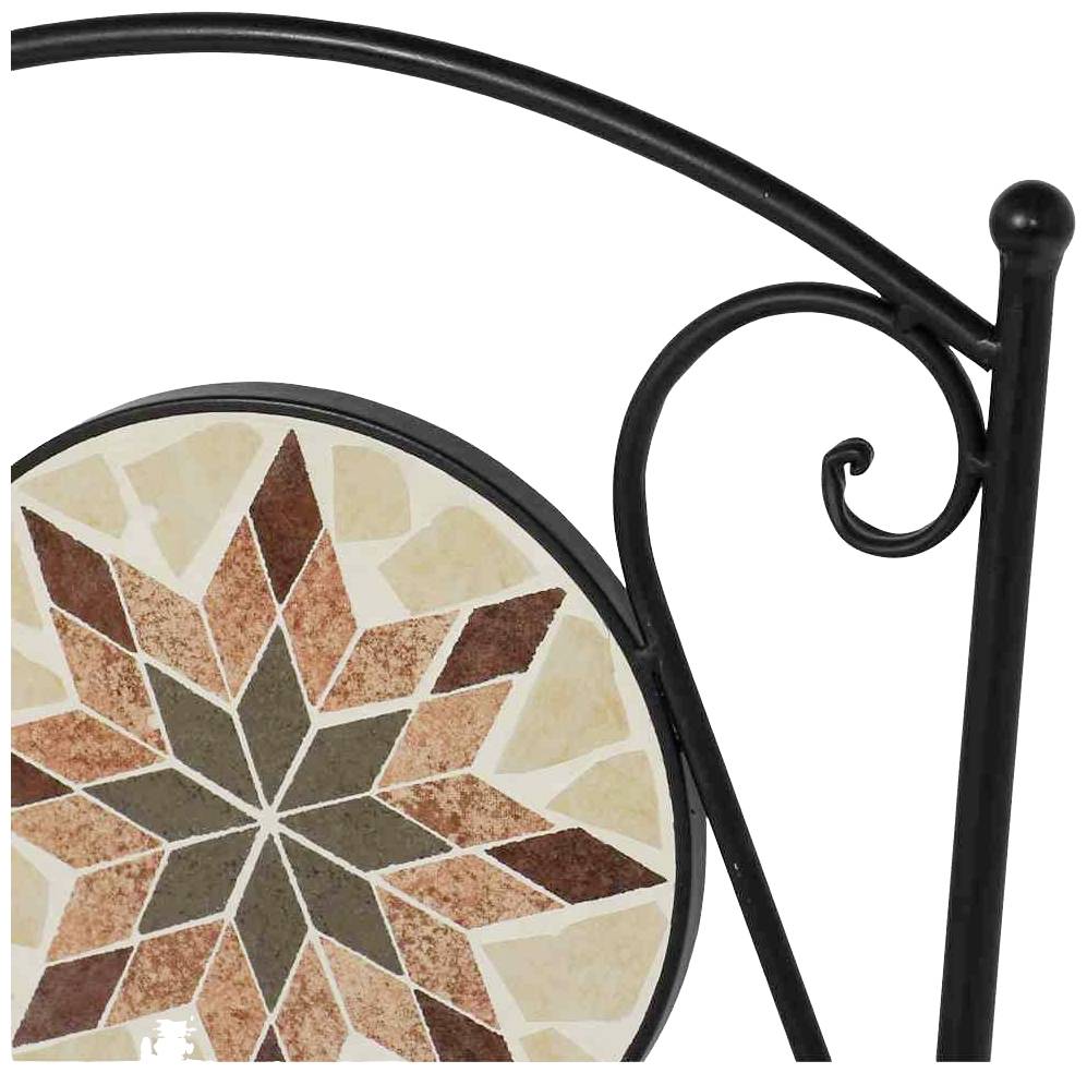 Metallische Struktur mit dekorativem Mosaik in Form eines Sterns, bestehend aus braunen, beigen und roten Fliesen, auf einem Eisenständer.