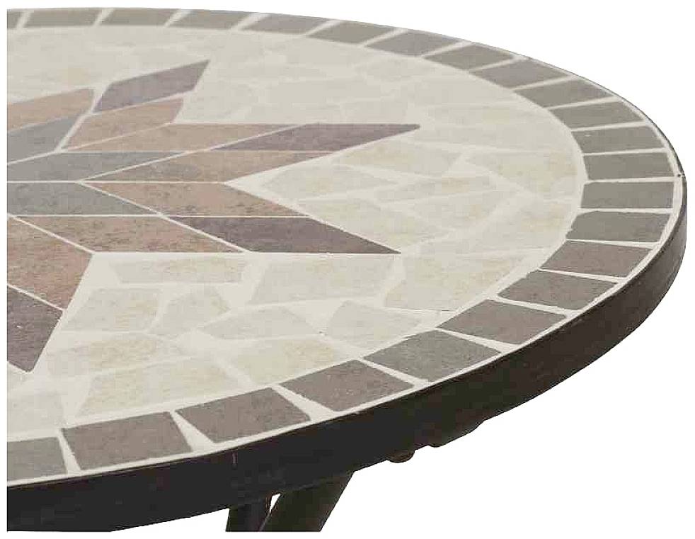 Runder Tisch mit Mosaikmuster aus verschiedenfarbigen Steinfliesen auf der Oberfläche. Hauptfarben sind Braun, Beige und Rot.