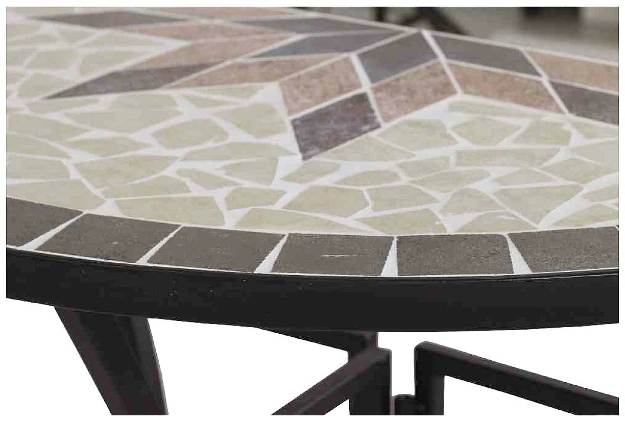 Ein runder Tisch mit einem Mosaik aus verschiedenen Braun- und Beigetönen auf der Oberfläche, geometrische Muster sind sichtbar.