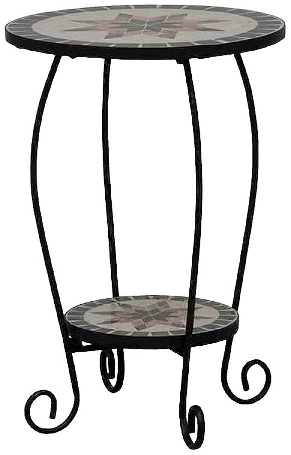 Ein runder Mosaiktisch mit geschwungenen Metallbeinen. Hat eine zweite, kleinere Ablagefläche unten, ebenfalls mit Mosaik.