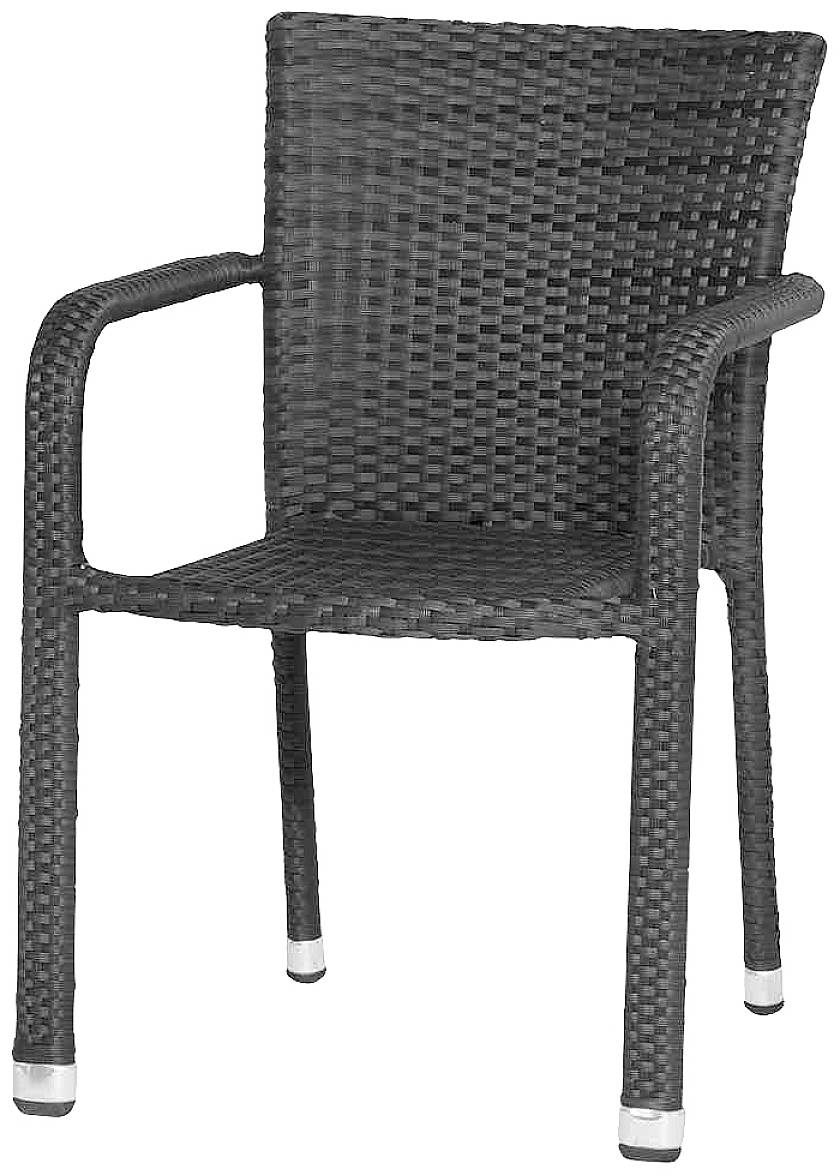 Ein schwarzer Gartenstuhl aus geflochtenem Material mit Armlehnen und silbernen Kappen an den Füßen.