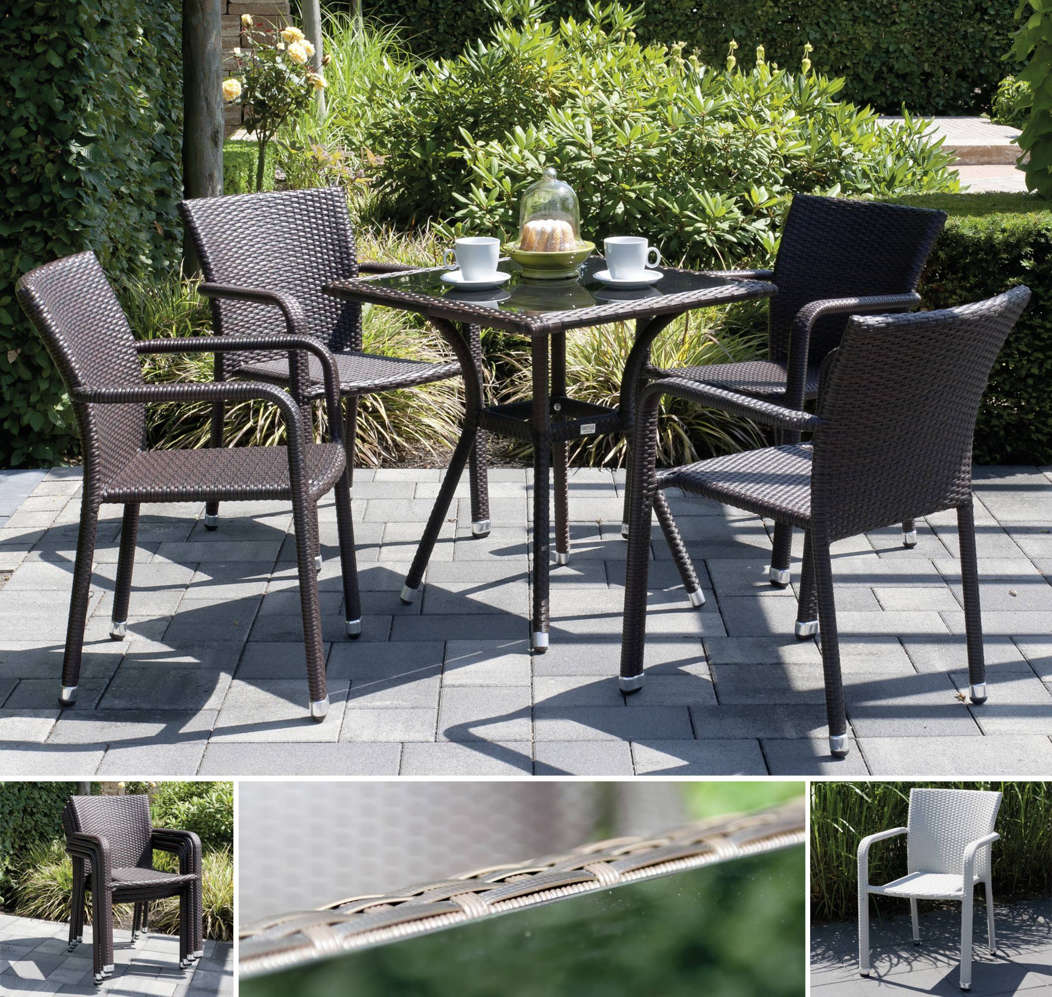 Vier braune Terrassenstühle und ein Tisch mit Tasse und Gebäck, umgeben von grünen Büschen in einem Garten.