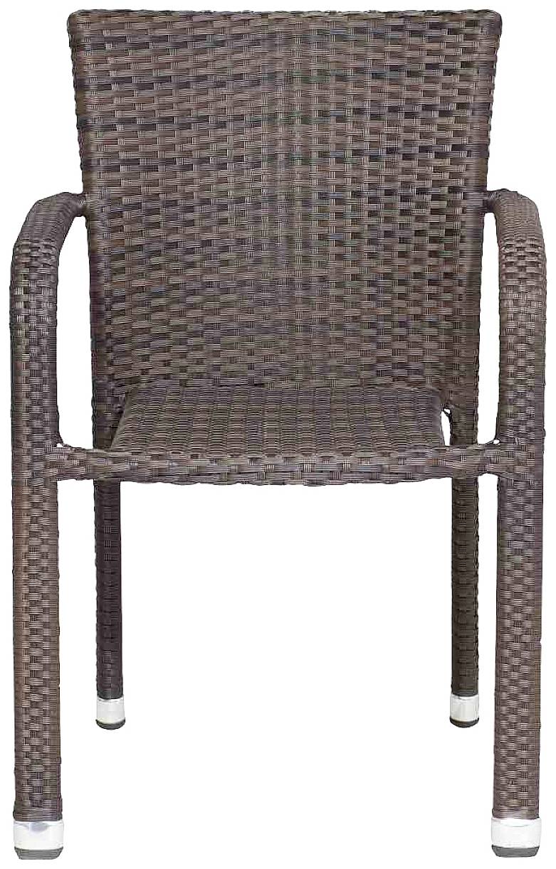 Ein brauner, geflochtener Stuhl mit Armlehnen, geeignet für Innen- und Außenbereiche.