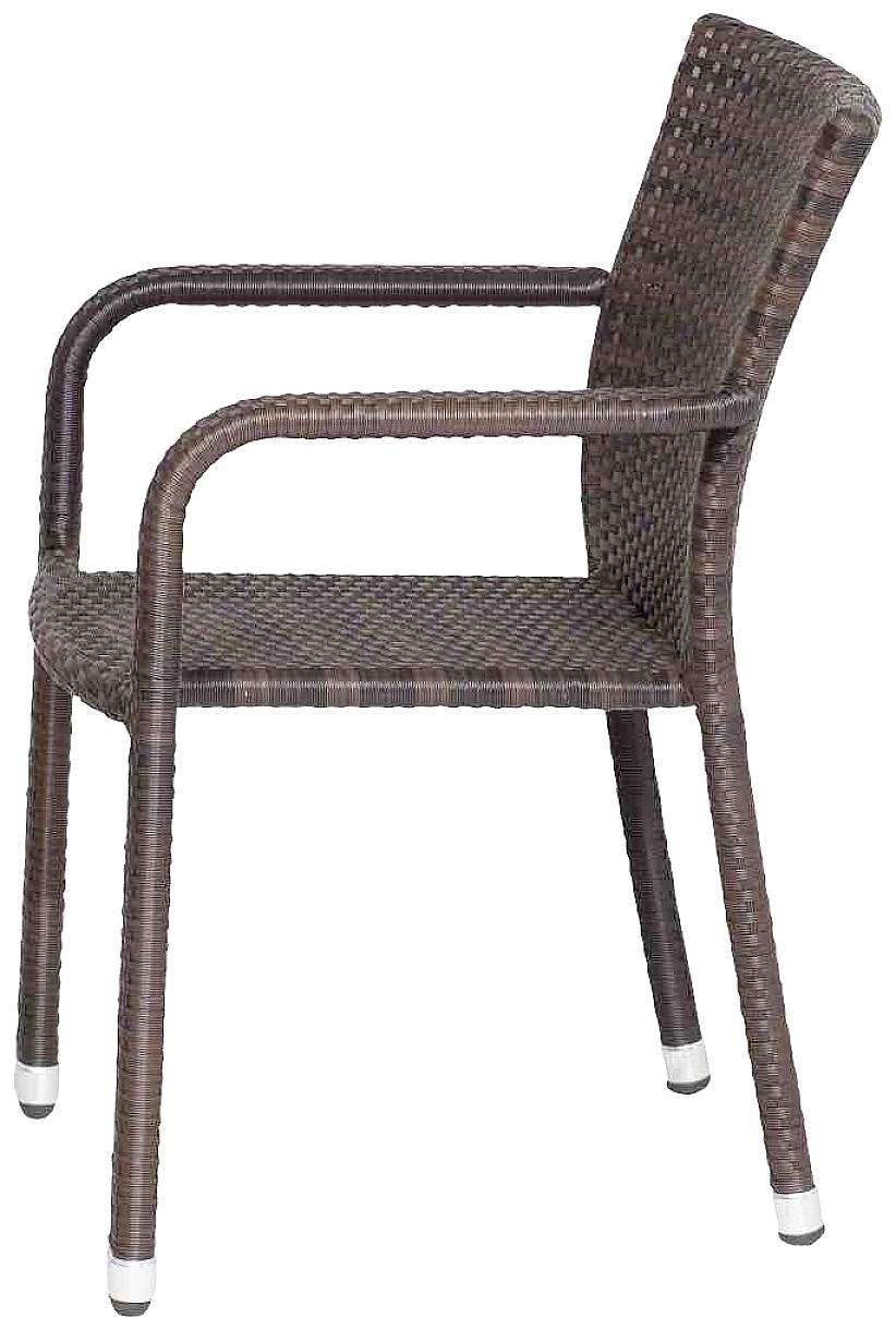 Ein brauner, geflochtener Esszimmerstuhl mit Armlehnen und silbernen Fußkappen, aus seitlicher Perspektive gezeigt.