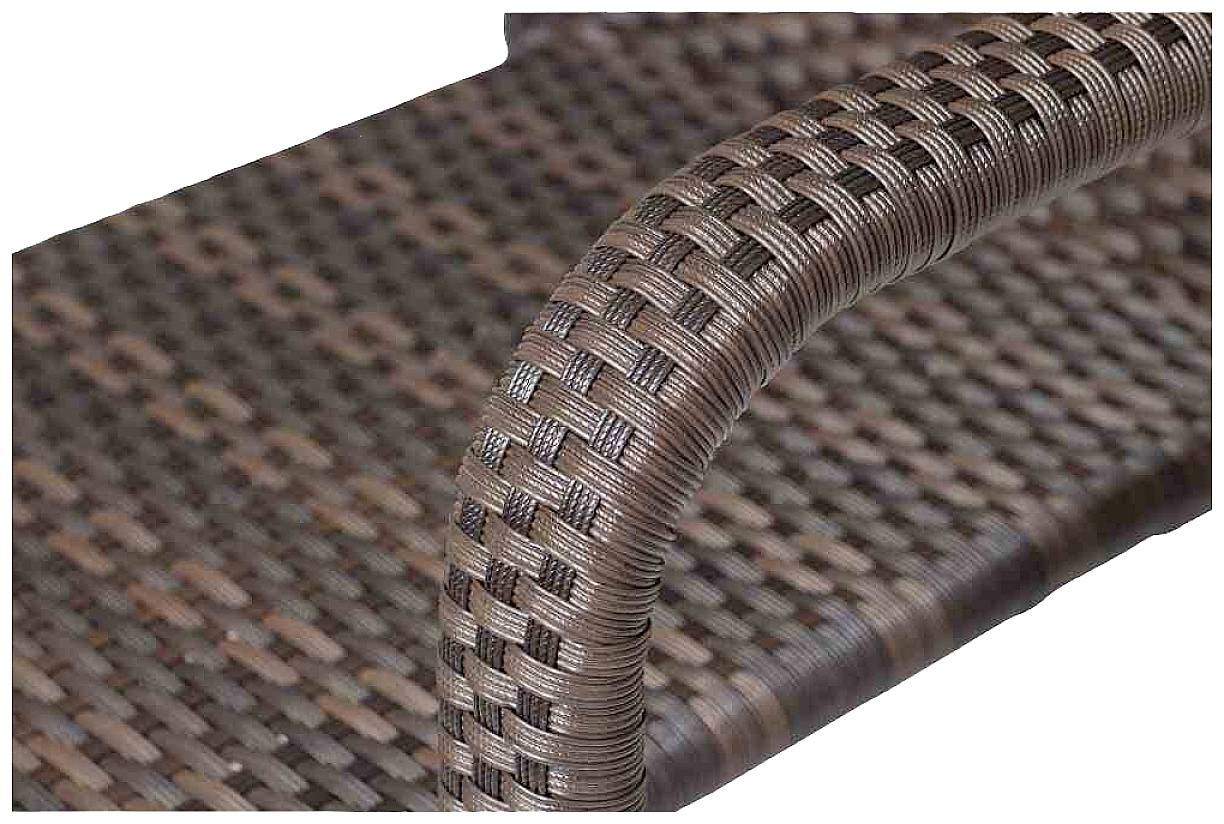 Nahaufnahme eines braunen, gewebten Kunstgeflechts auf einem Möbelstück. Die Struktur der geflochtenen Fasern ist deutlich sichtbar.