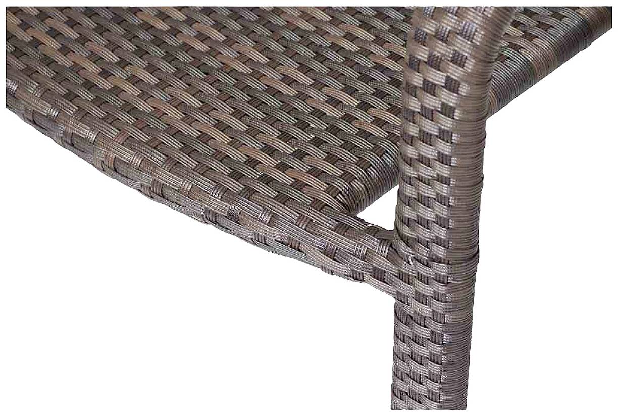 Nahaufnahme eines Gartenstuhls aus braunem Flechtmaterial, zeigt die strukturierte Oberfläche der Armlehnen und Sitzfläche.