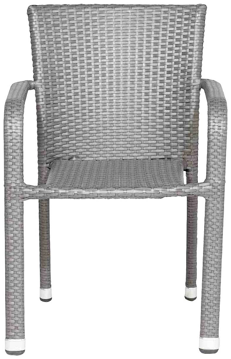 Ein grauer Rattan-Stuhl mit Armlehnen. Der Stuhl hat ein modernes Design und eignet sich für Innen- oder Außenbereiche.