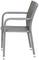 Grauer Stuhl mit Armlehnen und geflochtener Oberfläche. Eignet sich für den Innen- und Außenbereich.