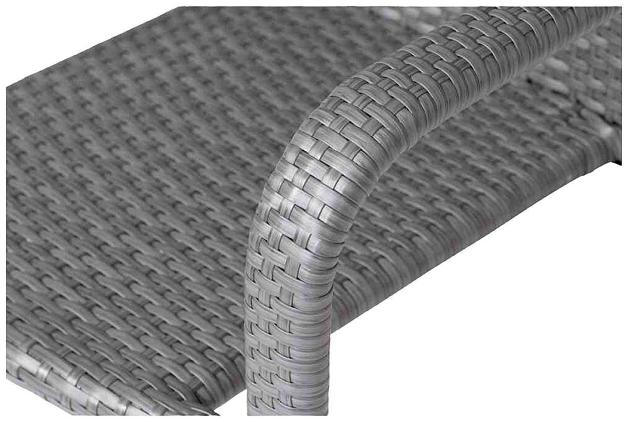 Nahaufnahme eines grauen, geflochtenen Stuhls mit Armlehne. Das Material wirkt robust und wetterfest, ideal für den Außenbereich.