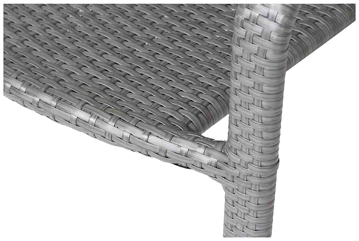 Grauer, geflochtener Rattan-Stuhl in Nahaufnahme, die Textur und das Material der Sitzfläche und Armlehne betonend.