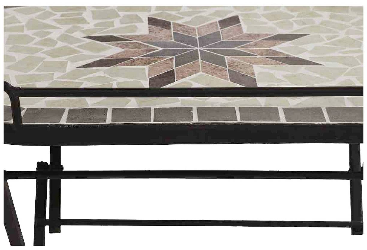 Metalltisch mit mosaikartigem Sternmuster in Braun- und Beigetönen auf der Tischplatte.