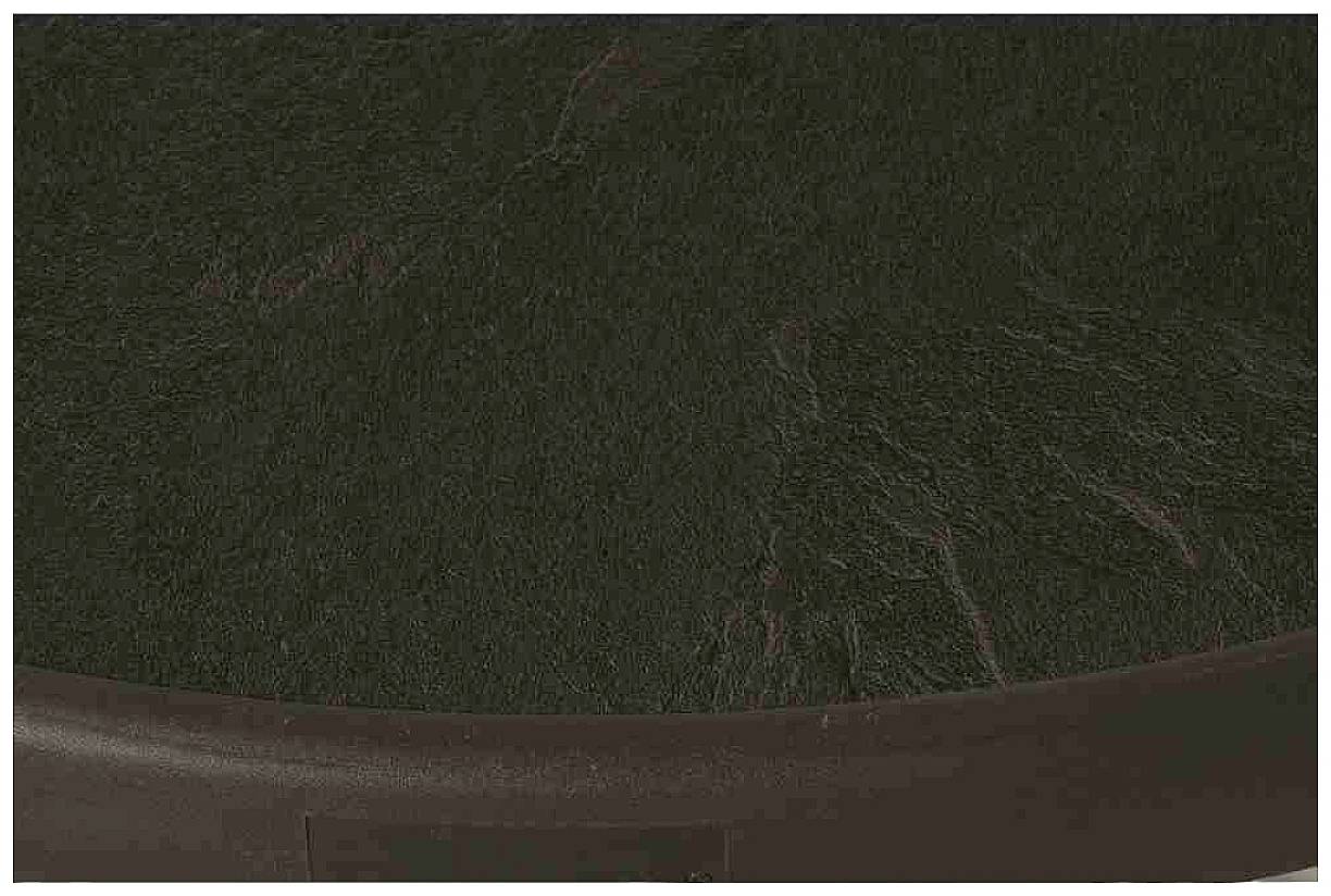 Ein dunkler, strukturiert aussehender Stein mit einem glatten, halbkreisförmigen Rand. Oberfläche hat leichte rote Adern.