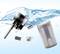 Ein Wasserfiltersystem in Einzelteilen, vor einem Hintergrund mit spritzendem Wasser, zeigt die Bestandteile und Funktion.