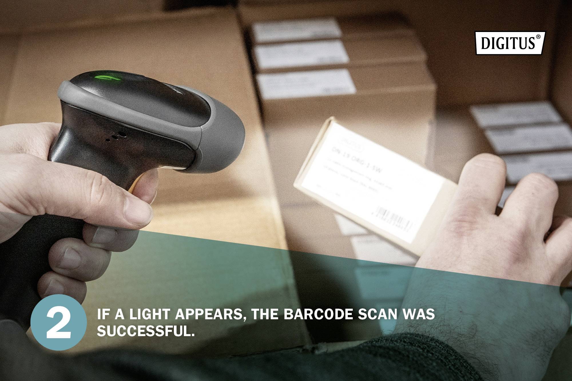 Eine Person scannt einen Barcode auf einer Schachtel mit einem Handscanner. Der Text erklärt, dass ein Licht den erfolgreichen Scan anzeigt.