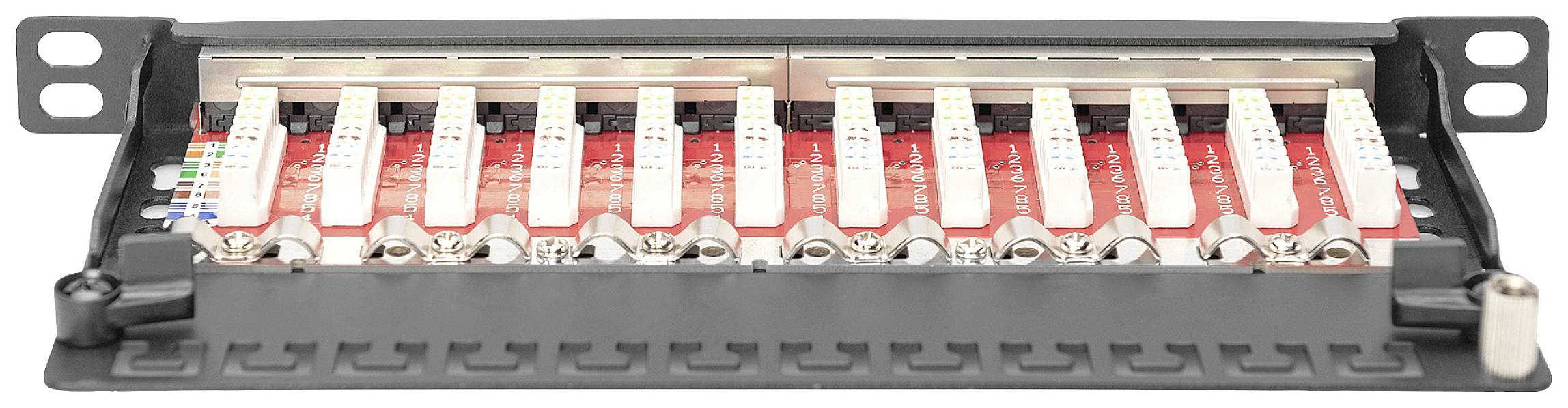 Ein Patchpanel mit mehreren Netzwerkkabelanschlüssen, montiert auf einem Gestell, bereit zum Organisieren von Kabelverbindungen.