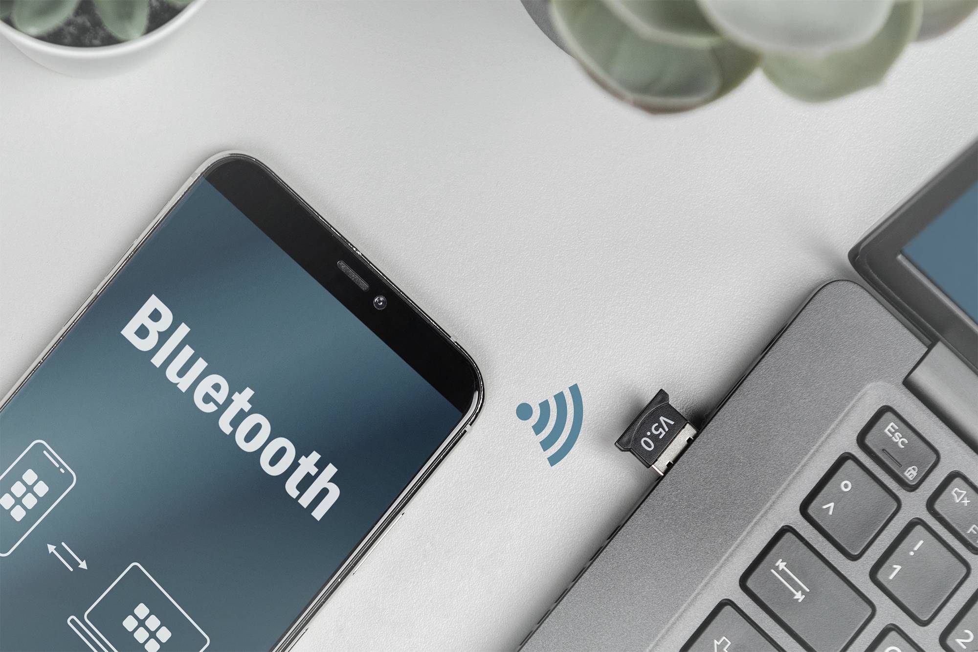 Smartphone links via Bluetooth-Symbol mit einem Laptop, der einen USB-Stick enthält. Steht für drahtlose Datenübertragung.