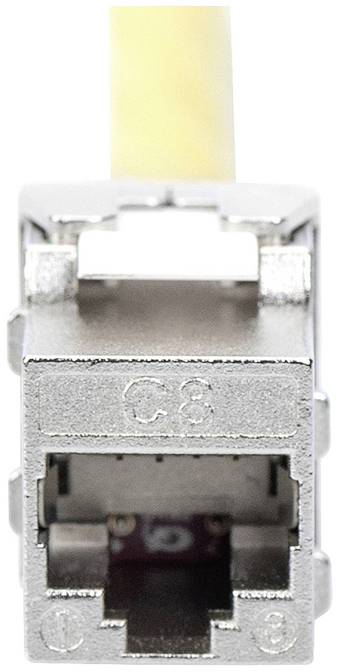 Ein RJ45-Netzwerkstecker mit gelbem Kabel, frontal abgebildet. Der metallische Anschluss zeigt eine Buchse für Ethernet-Verbindungen.