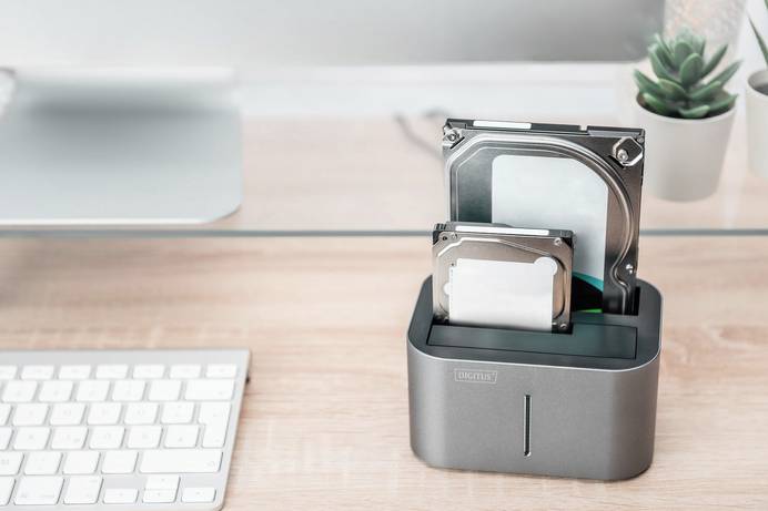 Eine Dockingstation steht auf einem Schreibtisch. In ihr stecken eine 3,5-Zoll- und eine 2,5-Zoll-Festplatte. 