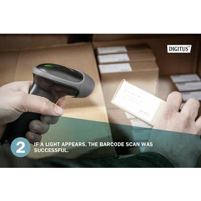 Eine Hand hält einen Barcodescanner über einem Karton mit Etiketten. Text: '2. If a light appears, the barcode scan was successful.'