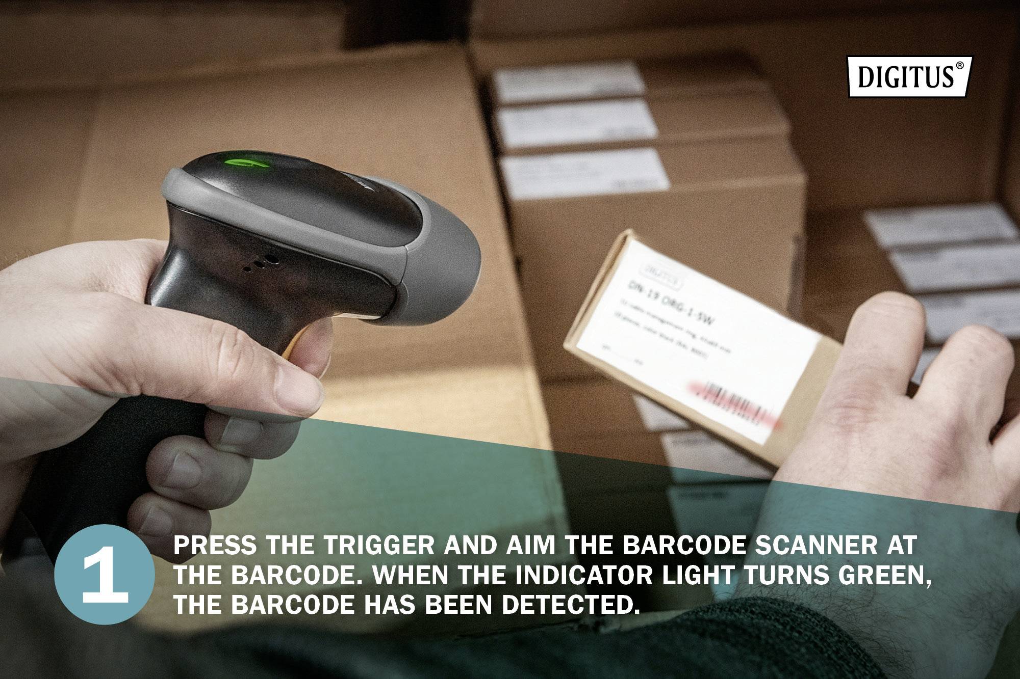 Eine Person scannt in einem Lager mit einem Scanner einen Barcode auf einer Box. Ein Anleitungstext beschreibt den Scanvorgang.
