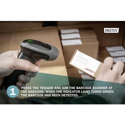 Eine Person scannt in einem Lager mit einem Scanner einen Barcode auf einer Box. Ein Anleitungstext beschreibt den Scanvorgang.