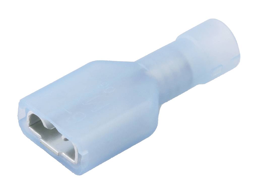 Blauer isolierter Flachsteckverbinder.