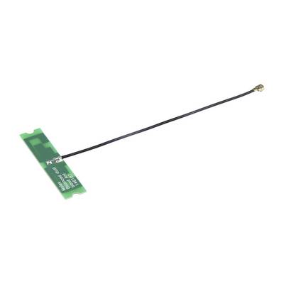 Eine kleine, flache Antenne mit einem schwarzen Kabel und einem goldfarbenen Stecker, geeignet für drahtlose Verbindungen in Geräten.