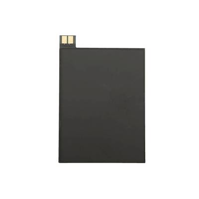 Eine rechteckige, schwarze Handy-Batterie mit zwei goldenen Kontakten auf der oberen linken Ecke.