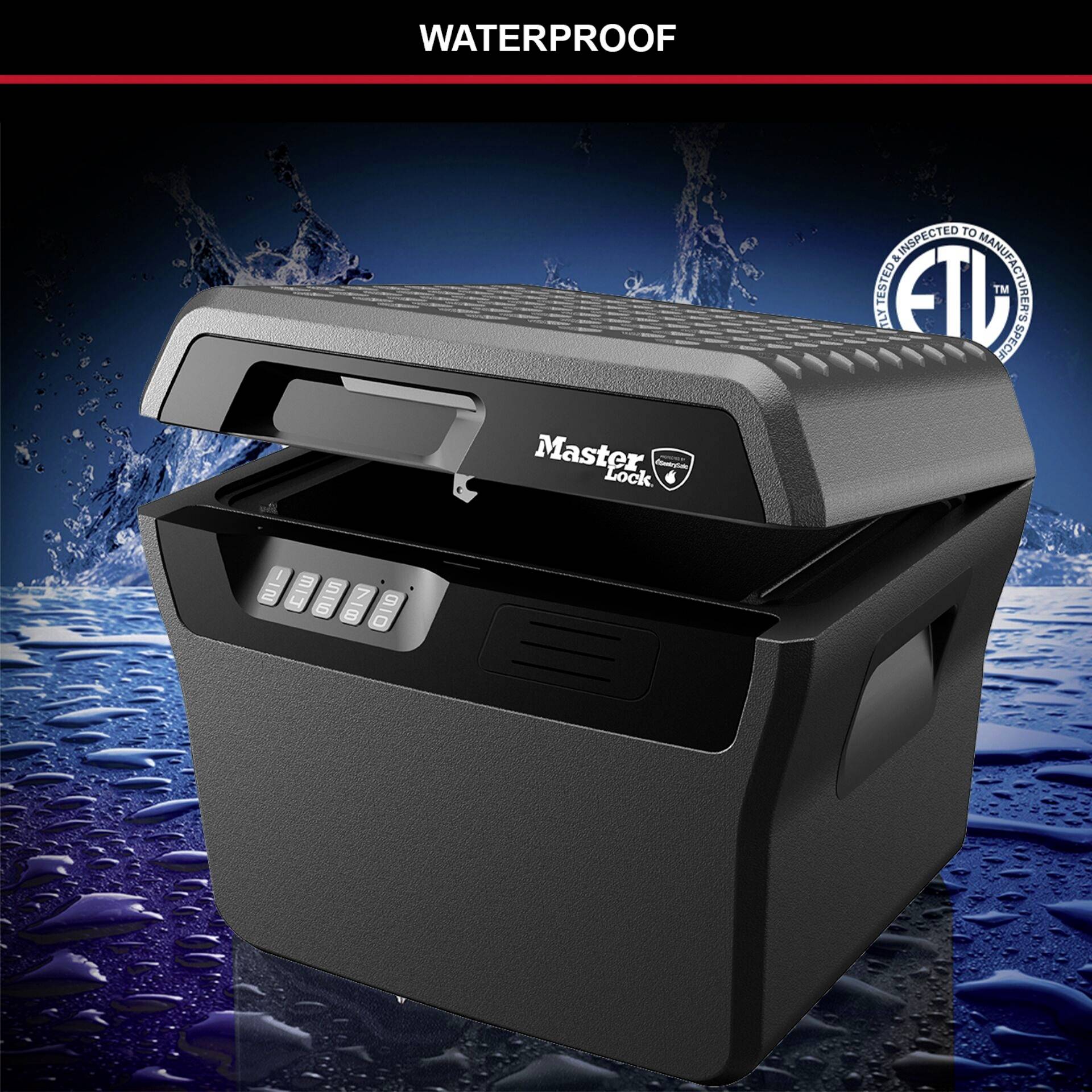 'Master Lock' wasserdichte Sicherheitsbox, geöffnet, zeigt ein Zahlenschloss. Hintergrund: Wassertropfen, betont wasserabweisende Eigenschaft.