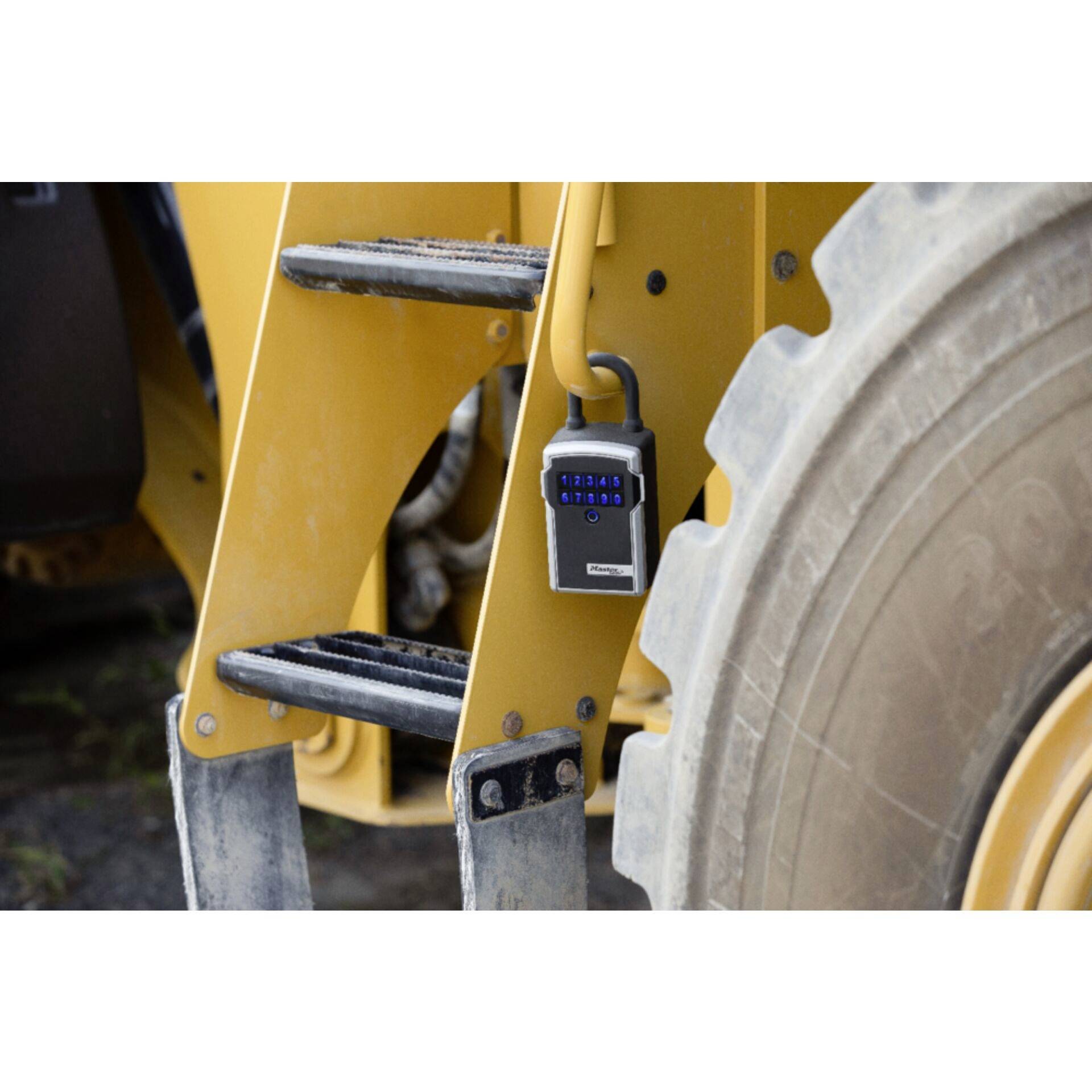 Eine gelbe Leiter an einer großen Maschine mit einem blauen Zahlenschloss, das an der Seite befestigt ist.