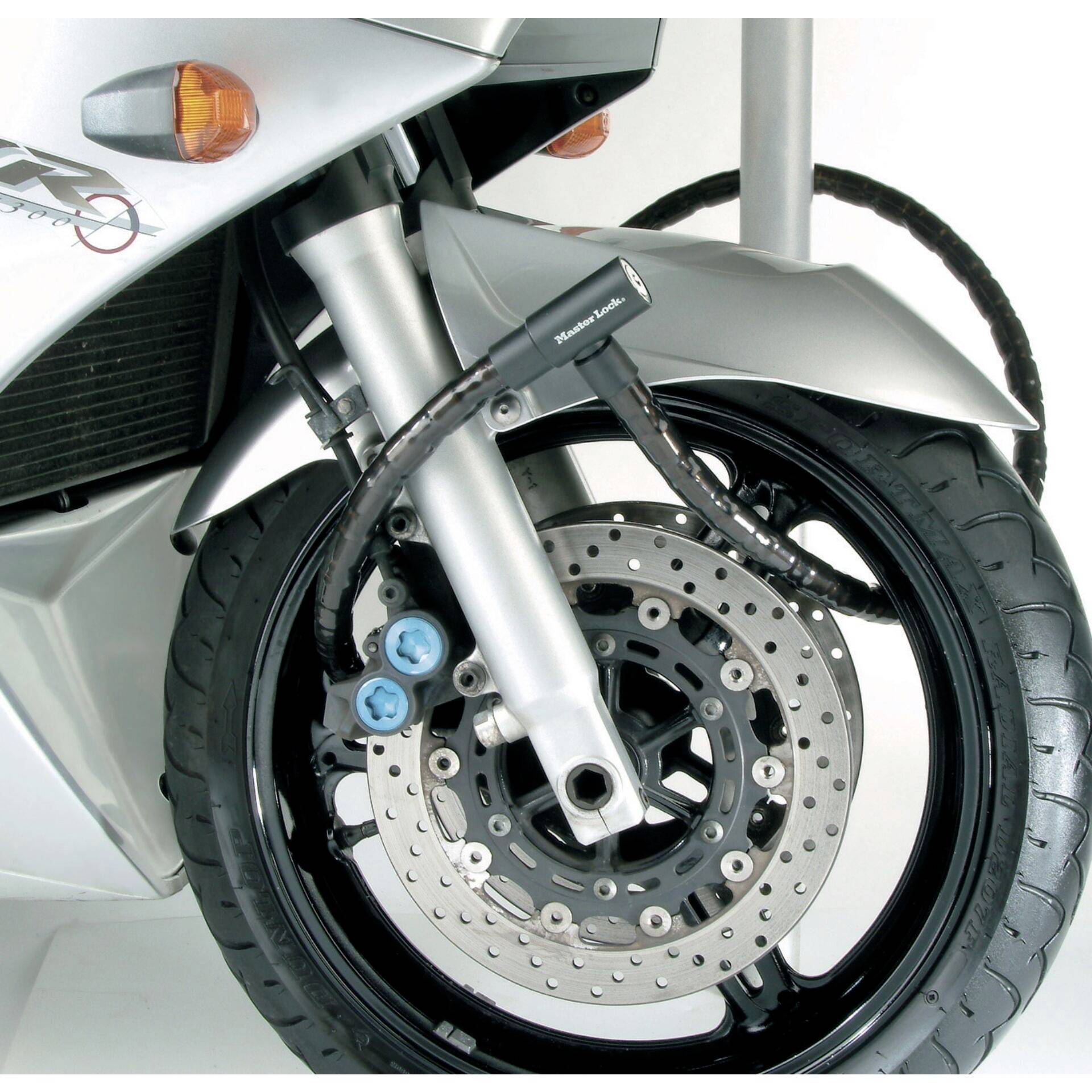 Nahaufnahme eines silbernen Motorrads mit Scheibenbremsen und Lenkerschloss.