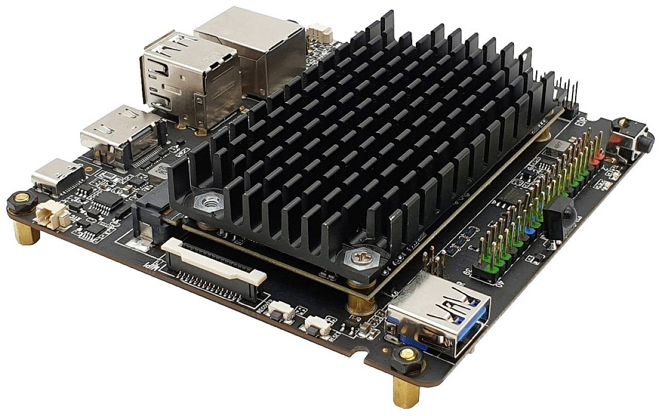 Kleine Computerplatine mit Kühlkörper, USB-Anschlüssen, und GPIO-Pins. Verwendet für Embedded-Systeme und Elektronikprojekte.