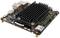 Kleine Computerplatine mit Kühlkörper, USB-Anschlüssen, und GPIO-Pins. Verwendet für Embedded-Systeme und Elektronikprojekte.