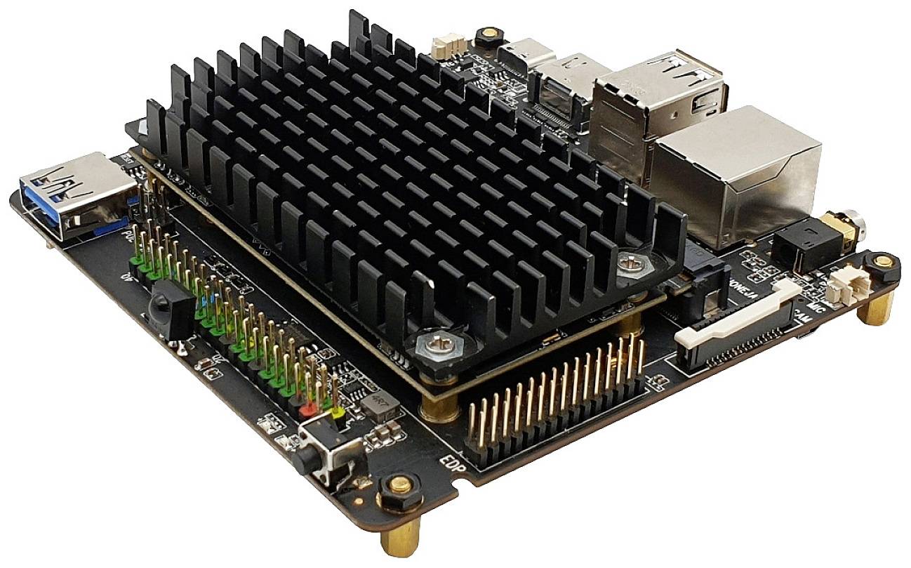 Ein Einplatinencomputer mit einem großen Kühlkörper, verschiedenen Anschlüssen und elektronischen Komponenten auf einer Leiterplatte.
