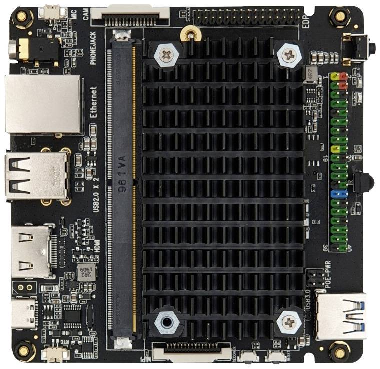 Kleines Mainboard mit diversen Anschlüssen und Komponenten, inklusive Ethernet und USB. Zentraler Kühlkörper in der Mitte.