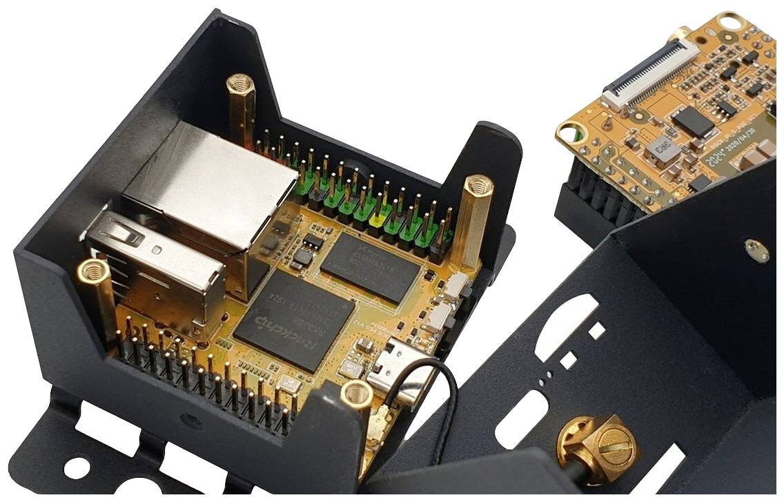 Ein offenes, elektronisches Gerät mit Leiterplatten und Ethernet-Anschluss, das auf einem Tisch liegt und für technologische Zwecke gedacht ist.
