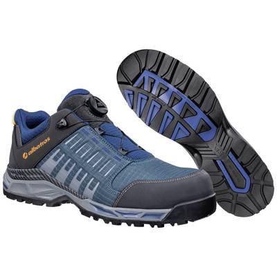 Ein Paar blau-schwarze Sportschuhe, seitlich und von unten gezeigt. Sie haben ein modernes Design mit einer robusten Sohle.