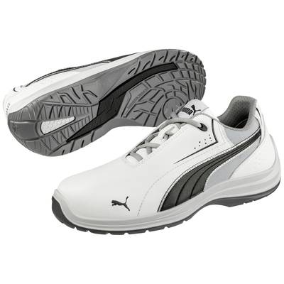 Ein Paar weißer Sportschuhe mit grauen und schwarzen Akzenten; der vordere Schuh zeigt eine seitliche Ansicht, der hintere die Sohle.